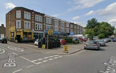 Police manhunt as victim, in his 20, stabbed to death in south London
