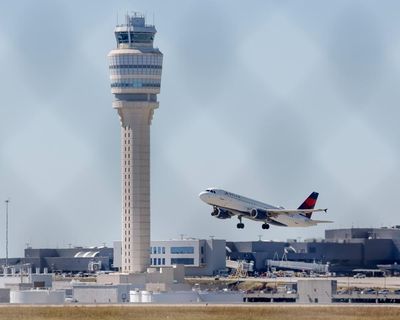 Air traffic controllers receive $0 paychecks as government shutdown stretches