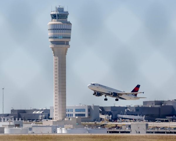 Air traffic controllers receive $0 paychecks as government shutdown stretches