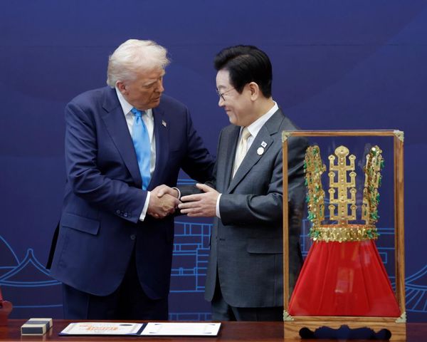 South Korea awards Trump gold crown amid deal to unlock $350bn trade talks
