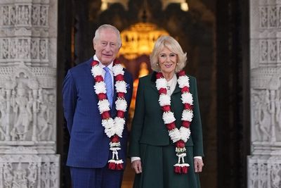 King and Queen visit Hindu temple to celebrate its 30th anniversary
