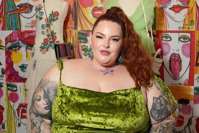 Plus-size model Tess Holliday claims a United Airlines flight attendant told her to ‘lose weight’