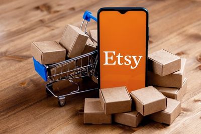 Etsy Stock Tumbles As CEO Exit And Weak Holiday Outlook Rattle Investors