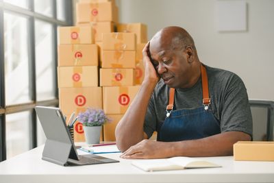 8 Work Habits That Quietly Ruin Men’s Careers