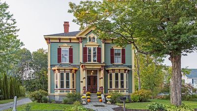 How Much the Middle Class Should Budget Each Year for an Older Home