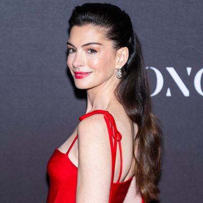 PSA: Anne Hathaway Just Proved a Fashion Expert's Favorite Quirky Color Combination Is Truly Wearable