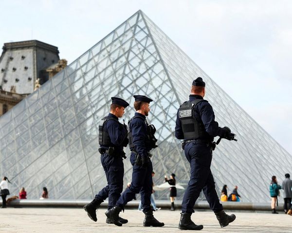 Five new suspects arrested over Louvre robbery, French radio reports