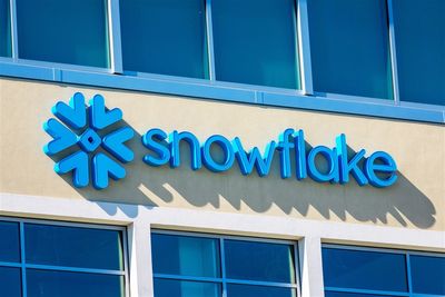 Snowflake Stock Is on Fire—It’s Still Not Too Late to Buy