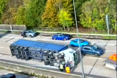 M25 traffic chaos after lorry overturns