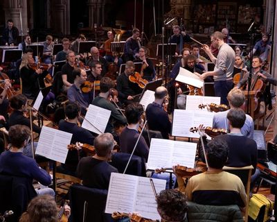 Walton: Cello Concerto, Symphony No 1, Scapino album review – positively snaps, crackles and pops