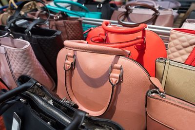10 Ways People Are Getting Rich Selling Fake Luxury Handbags