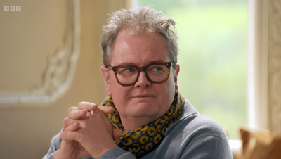 Alan Carr murders second Celebrity Traitors contestant in plain sight