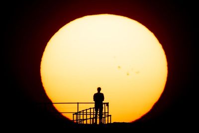 BoM says October will be hottest ever for Queensland and NT as heat records tumble