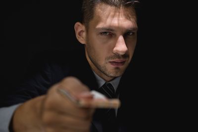 8 Everyday Habits That Make Men Look Untrustworthy Without Realizing It