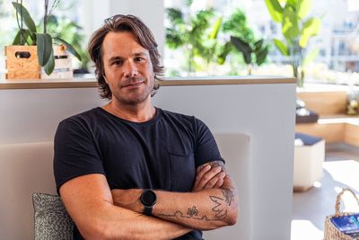 9 Men’s Gestures That Reveal Secret Intentions