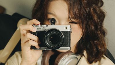 This SmallRig OVF fits most major camera brands, providing a retro experience and neat solution for cameras without viewfinders