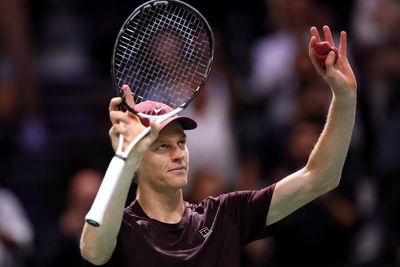 Jannik Sinner closes in on Carlos Alcaraz’s No 1 spot by reaching Paris semi-finals