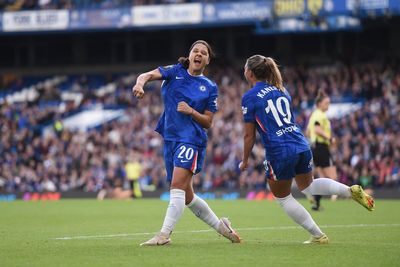 Sam Kerr strikes to keep Chelsea top of WSL