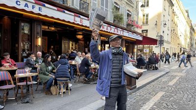 Crying the news with Ali Akbar, the last paperboy of Paris