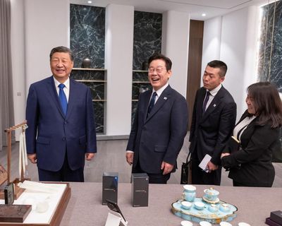 Xi Jinping cracks joke about spying with phones given to South Korean president