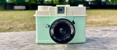 It's far from perfect, but Lomography's cheap Lomourette compact camera is packed with grainy lo-fi analog charm