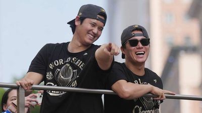 Shohei Ohtani Fires Up Dodgers Fans With Speech in English During Championship Parade