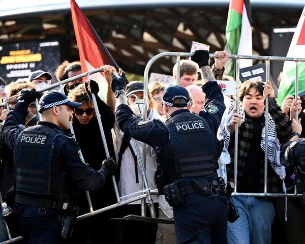 Ten arrested as police pepper spray protesters who tried to blockade Sydney weapons expo