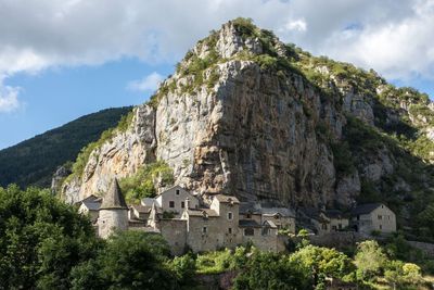 77-year-old French cyclist survives ravine fall for three days partly by drinking wine