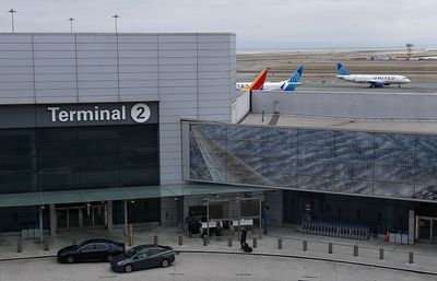 Major Airlines Offer Meals, Assistance to Unpaid Air Traffic Controllers and TSA Officers