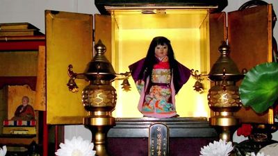 3-year-old girl dies holding her favorite doll. Then her family notices something impossible happening to its hair