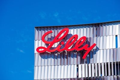 Eli Lilly, Novo Nordisk Stocks Rise on Reported $149 Obesity Drug Deal with White House