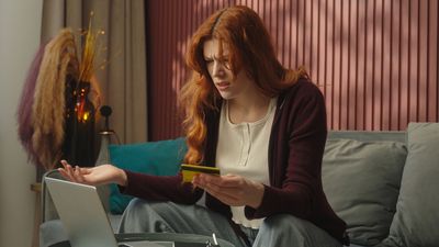 7 Shopper Behaviors That Predict How Long You’ll Stay in Debt