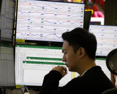 Global stock markets fall sharply over AI bubble fears