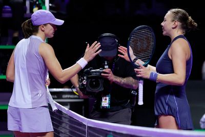 WTA Finals live: Amanda Anisimova stuns Iga Swiatek to book semi-finals place
