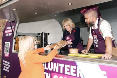 Queen a natural at serving jacket potatoes, says social media star Spudman