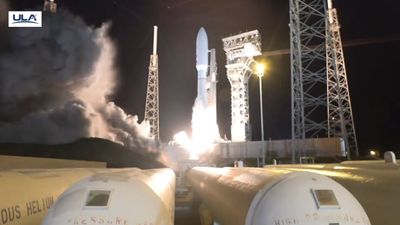 Atlas V rocket launches huge communications satellite to orbit (video)