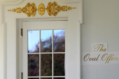 Trump’s new gold Oval Office sign draws mockery and anger
