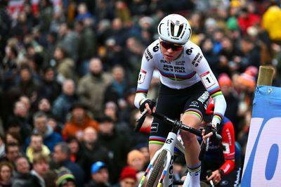 'Not fit enough to compete' - Ongoing illness sidelines Fem van Empel from Cyclocross European Championships title defense