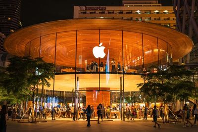 Apple's Q4 Earnings Beat, $1 Billion Google AI Deal Fuel Surge In Growth Rankings