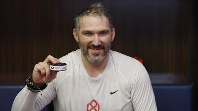 SI:AM | Awkward Situation as Goalie Tries to Steal Alex Ovechkin’s Historic Puck