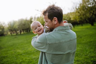 10 Tips Every New Dad Needs to Survive the First Year