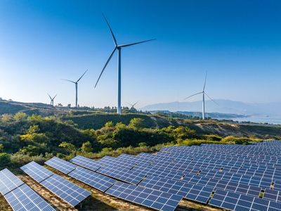 Clean Energy ETFs Hit Fresh Highs As Renewables Rally Defies Policy Uncertainty
