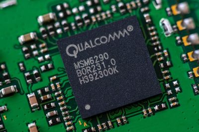 Qualcomm Faces Long-Term Squeeze From Apple, Samsung Despite iPhone 17 Share, Meta Partnership: Analysts