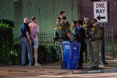 Man who threw sandwich at US federal agent found not guilty of assault