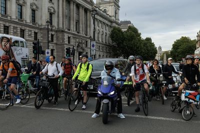 Cyclists experience more 'near misses' at rush hour, study of 317 hours of commuting shows