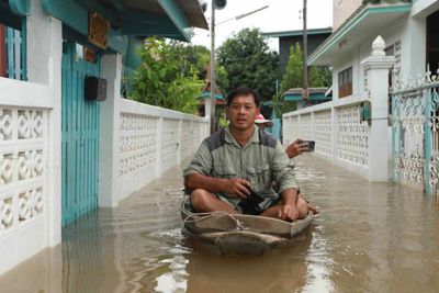 Most of Thailand under flood alert; Vietnam closes airports