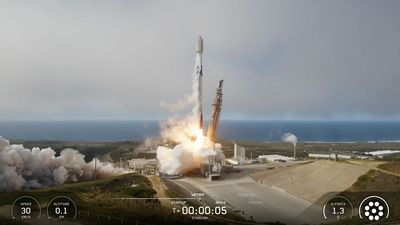 SpaceX launches 28 Starlink satellites from California's central coast (video)