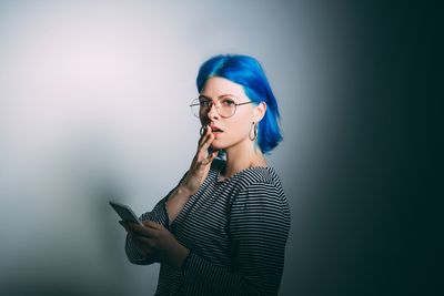 11 Social Habits That Make Women Targets for Scammers