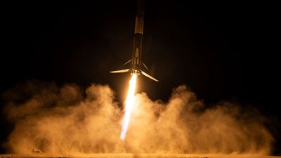 SpaceX's fiery Falcon 9 comes in for a landing | Space photo of the day for Nov. 7, 2025