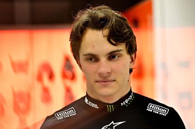 Oscar Piastri crashes out of F1 Brazil GP sprint race in championship blow